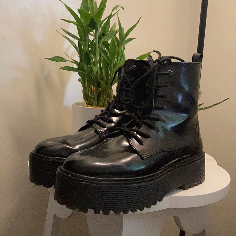 Platform black boots